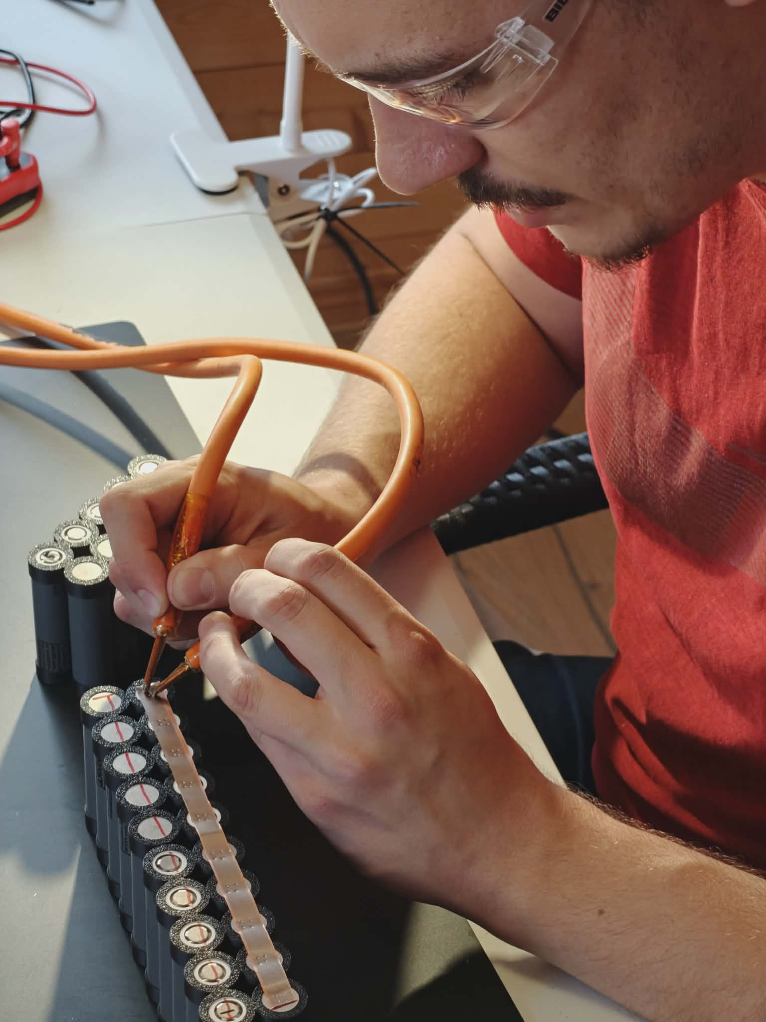 Batterilabbet löder på ett batteri
